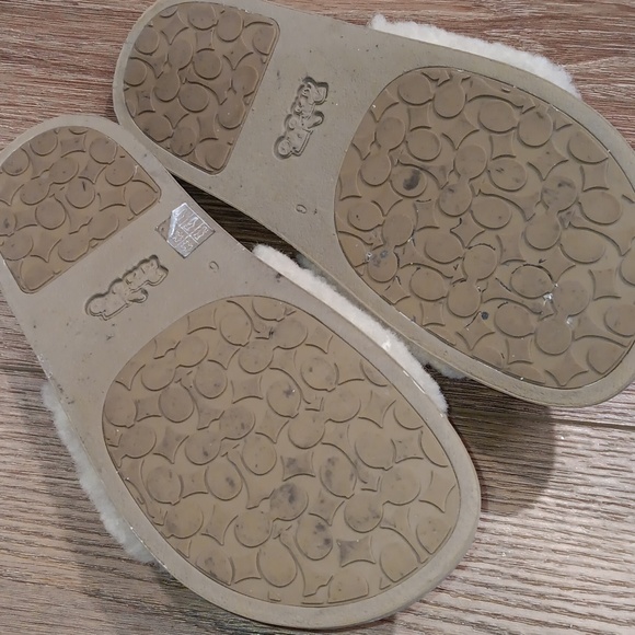 COACH SHEARLING SLIDES.  #5937 - Picture 6 of 7